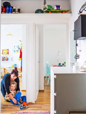 "Lisää säilytystilaa saa, kun kiinnittää hyllyjä katonrajaan. Meillä arki saa näkyä. Poikien kumisaappat ja skeittilaudat koristavat eteistä ja ovat poissa tieltä ylähyllyllä. Meikkejäni säilytän vanhassa lääkekaapissa, jonka maalasin liitutaulumaalilla", Minttu sanoo. 