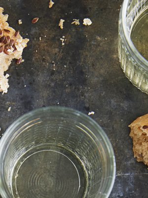 Lisää sämpylätaikinaan, mitä kaapista löytyy: leseitä, hiutaleita, rouheita, raastettua porkkanaa, pähkinöitä tai kuivattuja marjoja.