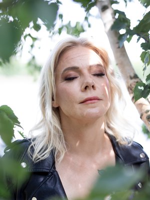 Janiina on kirjoittanut kirjan tyttärestään, jonka nuoruuteen kuului itsetuhoisuutta, päihteitä ja karkailua. ”Toivon, että kirja kiinnittäisi huomion lasten kohtaamaan vääryyteen ja vaikuttaisi asioiden korjaamiseen.”