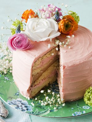 Aitojen kukkien koristama vaniljakakku lupaa makeaa mahan täydeltä: täytteessä maistuvat sitruuna, suklaa ja vanilja.