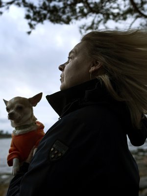 Mikaelan pieni Martha-chihuahua tykkää myös tuuliretkistä, mutta sadetta se inhoaa ja jää koiranilmalla kotiin.