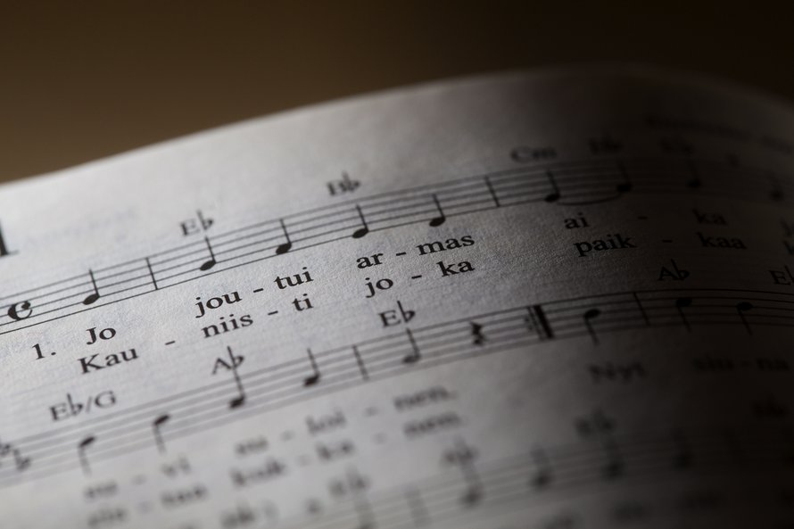 Suvivirsi kannattaa kajauttaa täysin palkein, vaikka musiikin numero todistuksessa ei olisikaan kiitettävä.