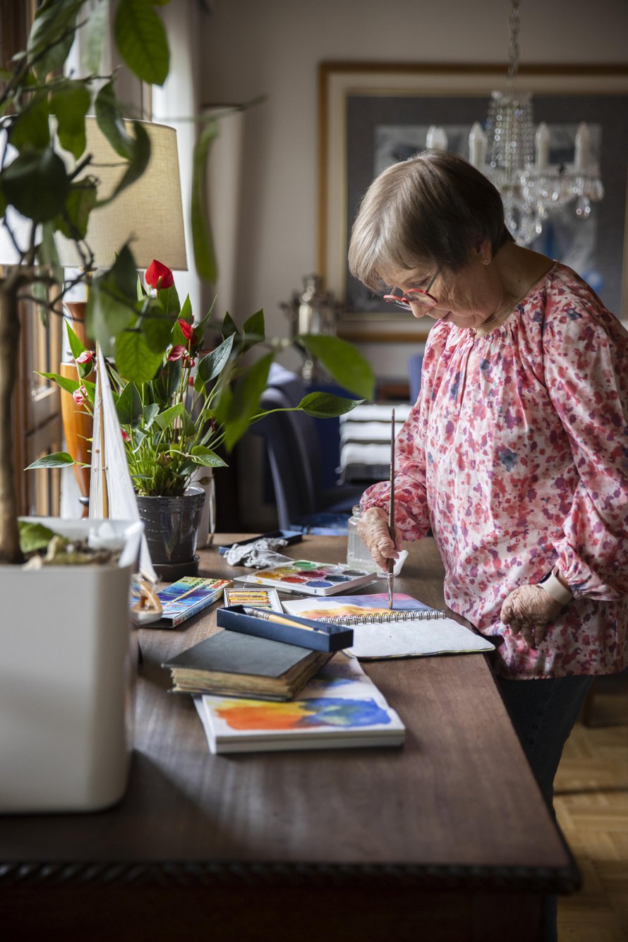 <macro_upleft>Ulkomailla asuessaan Auli huomasi, että Suomessa onnellisuutta ei usein uskalleta näyttää. "Ollaan mieluummin vaatimattomasti hiljaa."