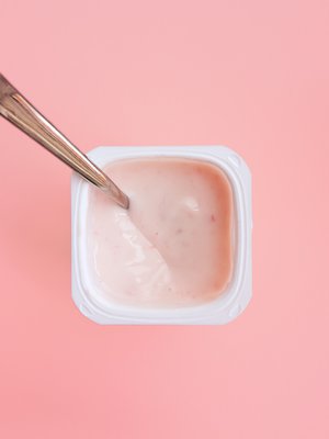 Keräykseen kelpaavat vain tyhjät muovipakkaukset, mutta putipuhtaaksi jugurttipurkkia ei kannata pestä. Turha tiskailu vain kuormittaa ympäristöä.