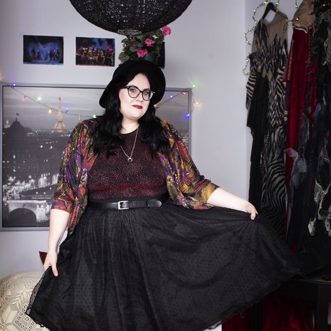 Kun teatterisali hiljenee ja Kinky Boots -musikaali alkaa, Riikka on kuin seitsemännessä taivaassa. 