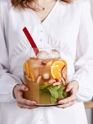 Raikkaasta raparperisangriasta tulee kesän juhlien ykkösjuoma.