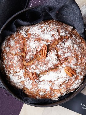 Paperisesta paistopussista tulee luonnollisen kaunis lahjapakkaus. Surauta lahjapussiin ompelukoneella koristeraidat.