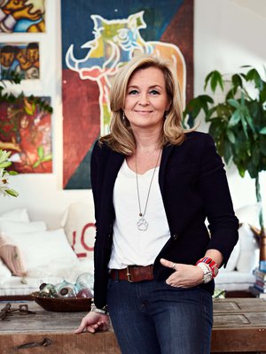 Jaana ja Jaun toivat suurimman osan kotinsa kalusteista Afrikasta. Olohuoneen pöytä on vanha pariovi Sansibarin saarelta.