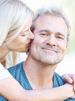 Parisuhteen onnen salaisuus puutarhakielellä: kastele kukkasia, älä rikkaruohoja.