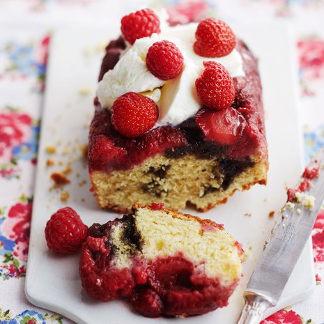 Kesäinen keikauskakku yllättää lakutoffeesattumilla.