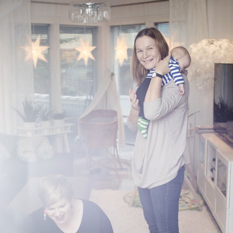 Sain kantaa Kaarloa, kun Aarnin ja Annikan Alias-peli oli ratkaisevasti kesken. Annika: Semmoinen, mitä voi grillata alakerran takassa? Aarni: Makkara.