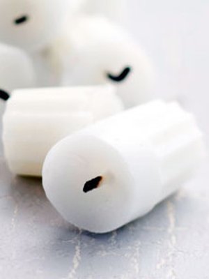 Pienistäkin pätkistä saa materiaalia uusiin, kauniisiin kynttilöihin.