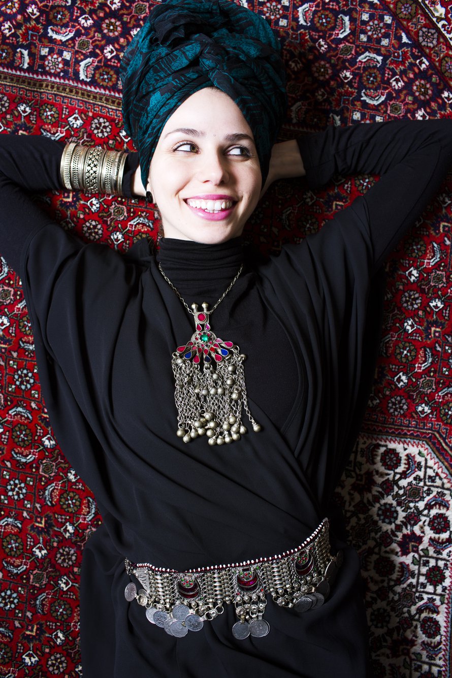Sara Bahmanpour, 26, on luovan toimiston Qufi Creativen perustaja. Hän asuu Espoonlahdessa aviomiehensä kanssa. Sara johtaa myös Lähi-idän elokuviin keskittyvää Mefa-festivaalia. Korut hän ostaa mieluiten isänsä kotimaasta Iranista. Tämä kaulakoru on lahja anopilta.