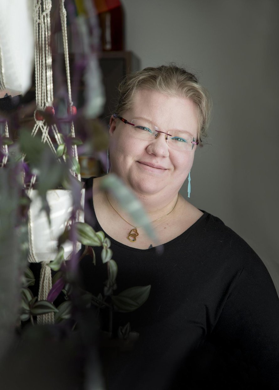 Anna-Reeta Pakarinen on 26-vuotias lähihoitaja ja asuu Pudasjärvellä sekarotuisen koiransa Dianan kanssa. Autismi- ja Aspergerliitto valitsi hänet vuoden 2018 vapaaehtoiseksi. Anna-Reetan korvissa roikkuvat Nuuskamuikkuset. ”Koen, että sisälläni asuu Nuuskamuikkunen, luontoihminen ja itsenäinen vaeltelija.”