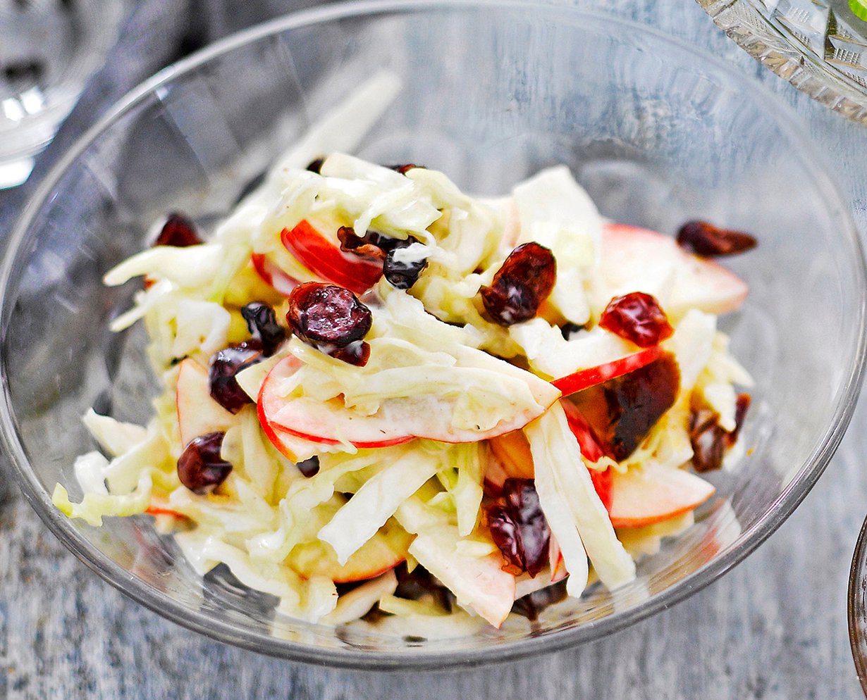 Coleslaw tuo ateriaan rapsakkuutta.