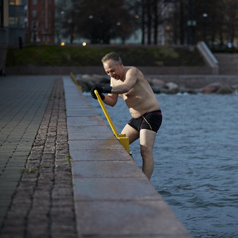 Vielä muutama porras hyiseen mereen Helsingin Eiranrannassa. ”Tässä kohtaa voisin perua, mutta aina olen mennyt veteen asti”, Kimmo sanoo.