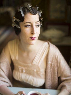 Ane Orue-Etxebarria, 35, on kotoisin Baskimaasta. Hän muutti Suomeen 11 vuotta sitten. Ane opiskelee konservointia ja tienaa opiskelurahoja esiintymällä burleskitähti Pepper Sparklesina sekä opettamalla burleskitanssia.