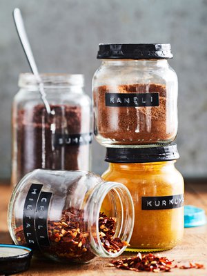 Näpyttele maustepurkkeihin nimilaput dymolla.