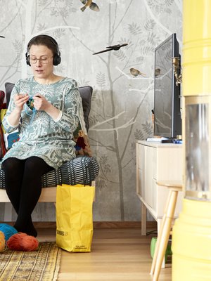 Myös Saaran sanoitus Kaija Koolle syntyi kotisohvalla virkatessa. ”Näin Kaijan keikalla tanssimassa. Meininki oli hillitön. Kotiin ajellessani tiesin, mitkä adjektiivit laulussa pitää olla: kaunis, rietas ja onnellinen.”