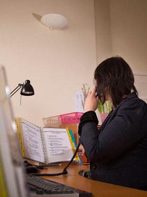 Naisten Linjalla puhelimeen vastaavat koulutetut vapaaehtoiset.