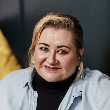 Manageri Carla Ahoniuksen perustaman Manage Me -yrityksen asiakkaita ovat muun muassa Jenni Vartiainen, Jare Tiihonen eli Cheek ja Erin. Carla päätti 10-vuotiaana, että hänestä ei tule seuraavaa Madonnaa vaan ihminen, joka päättää, mitä Madonna tekee.