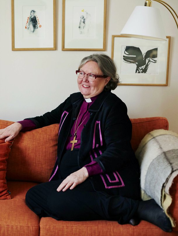 Teologi Irja Askola, 63, vihittiin Helsingin piispaksi vuonna 2010. Hän on ensimmäinen suomalaisnainen, joka on valittu piispaksi. Hän on kirjoittanut kuusi runokirjaa. Kotiin hän palaa yleensä niin myöhään, ettei ehdi kokata itselleen illallista, mutta runoja hän ehtii lukea aina.
