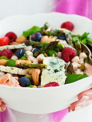 Kikhernesalaatti saa makua majoneesisalaatinkastikkeesta.