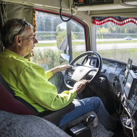 Rekkakuski Tommi Rae kuuntelee ajaessaan äänikirjoja. ”Nyt laitoin Onni Palasteen Rukajärven sissit kaiuttimiin.”