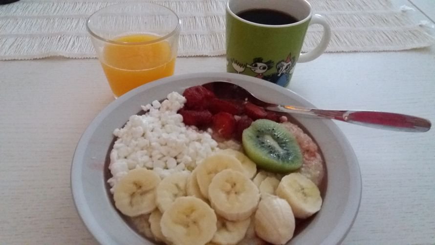 Aamupalaani kuuluu päivittäin lautasellinen kaurapuuroa, jota on täydennetty raejuustolla, nokareella Oivariinia sekä hedelmillä tai marjoilla. Juomaksi kahvi ja tuorepuristettu appelsiinimehu. - Heikku
