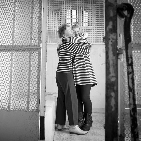 Anita Korhonen on onnellinen siitä, että sai tyttärensä takaisin. Tiina Korhonen uskoo, ettei kukaan muu kuin äiti olisi jaksanut vaikeita vuosia. Kuva on otettu Best Western Premier Hotel Katajanokalla.