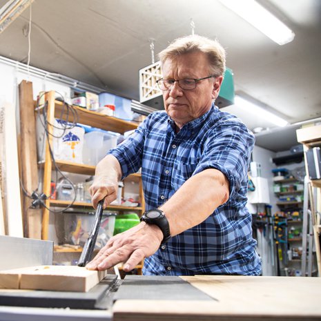 Pertti asuu Rantatiellä talossa, jonka edellinen asukas toimi autokuskina keikkamuusikoille. Jokunen heistä nukkui humalaansa pois talon autotallissakin, nykyisessä Pertin verstaassa. ”Että on tässäkin huoneessa vietetty taiteilijaelämää.”