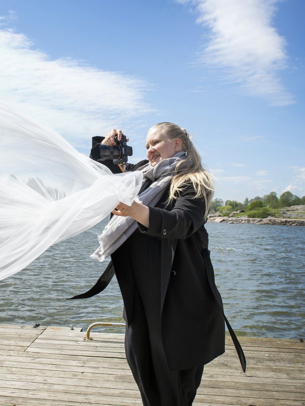 Suvi Mikkasen kesälauantait täyttyvät hääkuvauksista. Suvi ikuistaa hetken, jolloin Niki Lee-Lemberg ja Lasse Lemberg kohtaavat toisensa laiturilla Kaivopuiston rannassa Helsingissä. Kun Suvi kysyy parilta, jännittääkö heitä, sulhanen tunnustaa, että vähän.