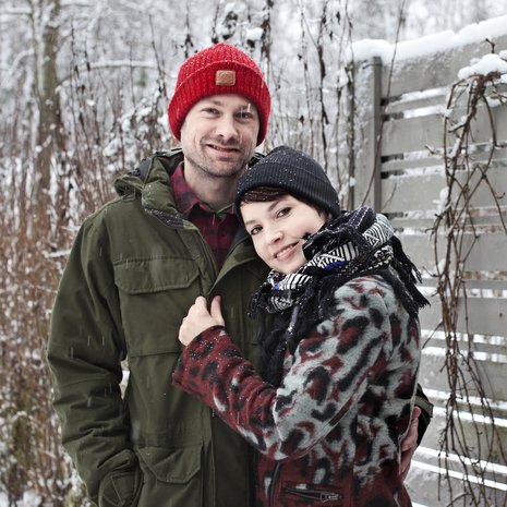 Marja Salo, 34, on Kansallisteatterin näyttelijä. Andy Kruse, 38, on kansainvälisen koulun sijaisopettaja ja freelance-toimittaja. Hän rullaluistelee ja kilpailee edelleen. Marja ja Andy asuvat Helsingissä lastensa Milesin ja Mimin kanssa.