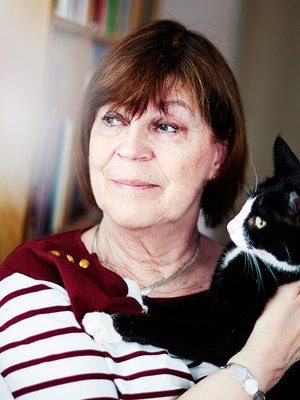 68-vuotias espoolainen Mirjam Nordstöm asuu Onni-kissansa kanssa kerrostalokaksiossa. Hän on kahden aikuisen pojan äiti ja kolmen pojanpojan mummi.