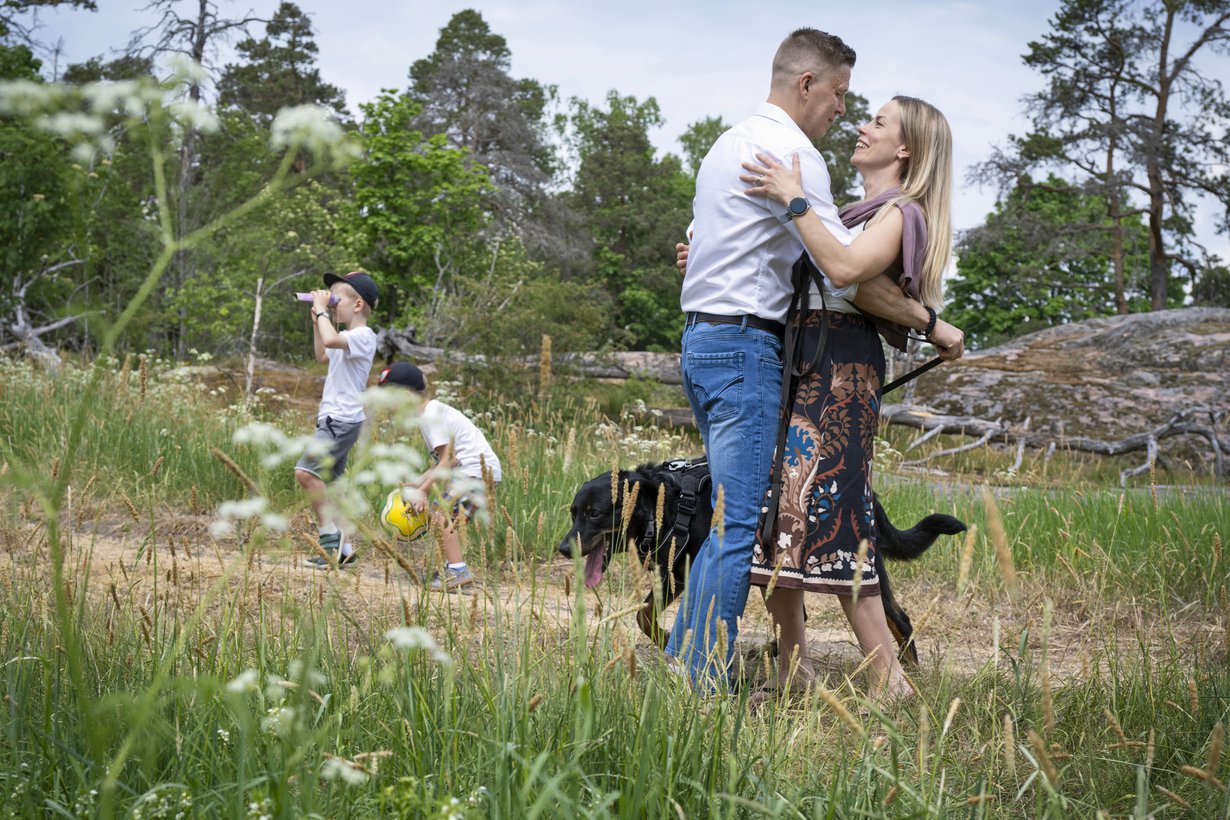 Johanna ja Jan-Henry Stenberg haluavat olla toistensa iholla. ”Toisen koskeminen on parisuhteen liimaa, ja suuteleminen on superliimaa”, Johanna sanoo.