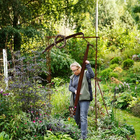 ”En pystynyt kulkemaan viikatteesta tehdyn portin alta, ennen kuin ripustin villiviinikranssin koristeeksi”, Heli Kiander sanoo.