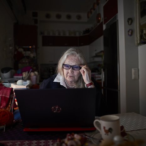 Tuula Visa, 80, auttaa vapaaehtoisena ihmisiä, jotka ovat joutuneet rakkaushuijausten uhreiksi.