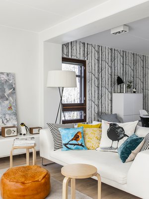 Johanna ja Matti Korkalan olohuoneen on valloittanut valkoinen Adean Band-sohva, jota värittää herkullinen tyynyröykkiö. 85 neliön kerrostalokodissa on laskutavasta riippuen 3-4 huonetta ja keittiö.