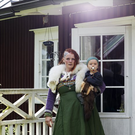 ’Sinua, ystävä, minä tulen puolustamaan’, lukee muinaisnorjaksi Mileena Bredenbergin ohimolla. Mileena tekee vaatteita myös pojalleen Thórbjörnille ja tämän pikkusiskolle.