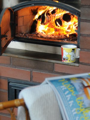 Kuva on otettu Ikaalisissa leivinuunin loisteessa,&nbsp; ilman l&auml;mpenemist&auml; ja sateen loppua odotellessa... Nautin ihanasta hehkusta ja loistavasta lehdest&auml;! - Maija-Liisa J&auml;rvinen