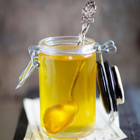 Voikukkasiirappia voi käyttää hunajan tapaan ruokien ja leivonnaisten makeuttajana. Se maistuu sellaisenaan myös esimerkiksi lettujen päällä.