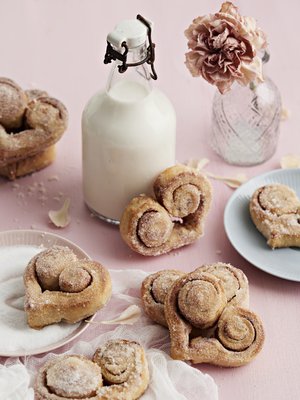 Myös näiden suloisten sydänpullien ohjeen löydät Kodin Kuvalehdestä 5/2021.