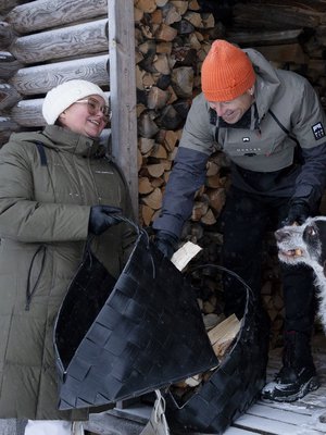 Uupumuksen jälkeen Anne Laurila ja Janne Niskala saavat taas toisistaan esiin parhaat puolet. Kuvassa on myös perheen karkeakarvainen saksanseisoja Sulo.