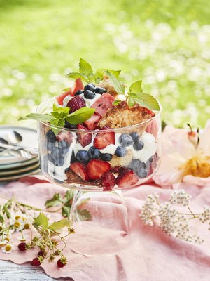 Toscatrifle lusikoidaan lautaselle korkeareunaisesta lasikulhosta.