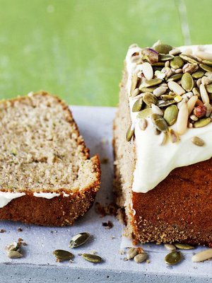 Komeaksi kasvanut kesäkurpitsa pääsee yllättämään: mausteinen kuivakakku onkin mehevän kostea.