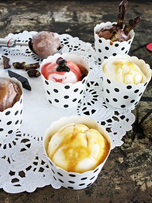 Näillä perinteisestä poikkeavilla kastikkeilla kruunaat kesän parhaat jäätelöannokset.