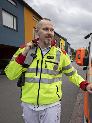 Ensihoitaja ja pelastaja Amos Roselius työskentelee Malmin pelastuslaitoksella Helsingissä. Yhden vuoronsa aikana hän työskentelee 12 tuntia ambulanssissa ja 12 tuntia paloautossa. Sen jälkeen on kolmen vuorokauden vapaa.