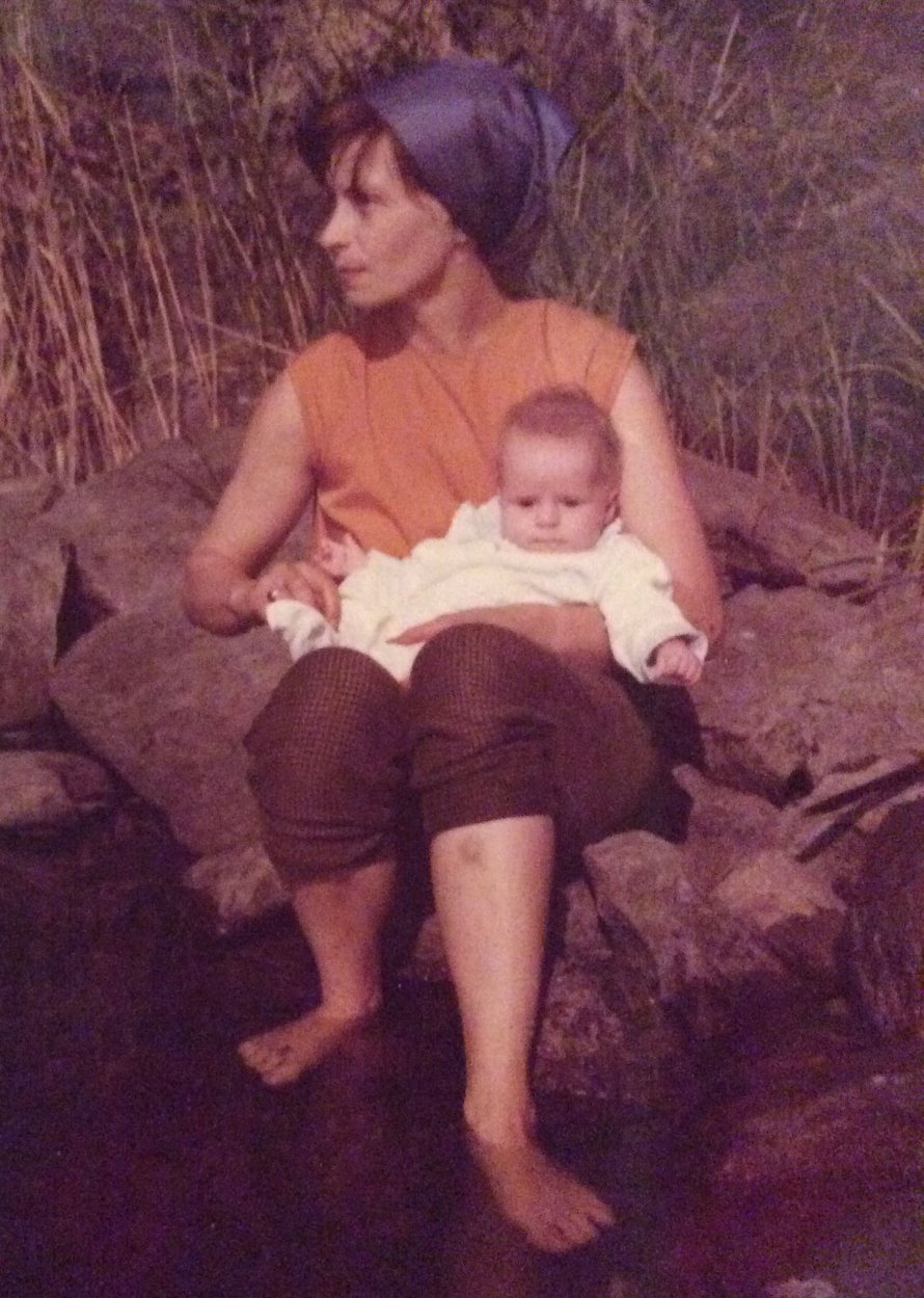 Community manager Arja Kuittinen kiittää Ritva-äitiään: "Kiitos äiti, että pidit minusta hyvää huolta! Kannustit, rohkaisit ja rakastit." Kuva on vuodelta 1968.