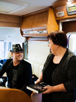 Keikan väliajalla Anne tarkistaa, että Jarilla on kaikki hyvin. "Osaan tulkita jo kulmakarvan asennosta, milloin Jari haluaa olla yksin."