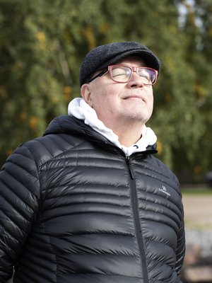 69-vuotias kirjailija ja eläkkeelle jäänyt sairaanhoitaja Kari Häkkinen asuu Vantaalla vaimonsa Pirjon kanssa. Kari nauttii, kun saa käydä kuntosalilla, soittaa kitaraa ja hauskuttaa muita. Hän on perinyt huumorintajunsa isältään. Keväällä ilmestyi Karin syöpäkokemukseen pohjautuva tietokirja Joka kolmas suomalainen.
